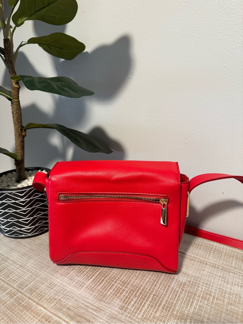 Women's Red Leather Crossbody Bag with Adjustable Strap - Picture 2 of 3